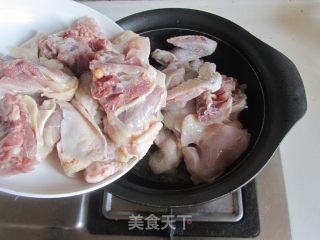 【湖北】茶树菇鹌鹑蛋土鸡汤的做法步骤：2