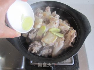 【湖北】茶树菇鹌鹑蛋土鸡汤的做法步骤：3