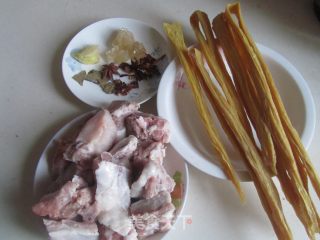 【湖北】腐竹烧排骨的做法步骤：1