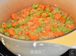 【元旦必备私房菜】香滑土豆奶酪浓汤的做法步骤：2