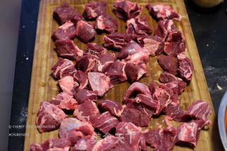 圣诞派对大餐系列：法式红酒烩牛肉 Beef Burgundy的做法步骤：3
