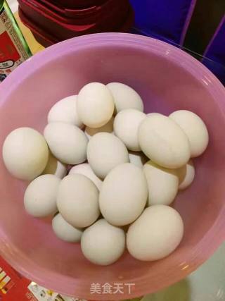 流油咸鸭蛋的做法步骤：1