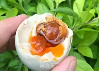 流油咸鸭蛋的做法步骤：3
