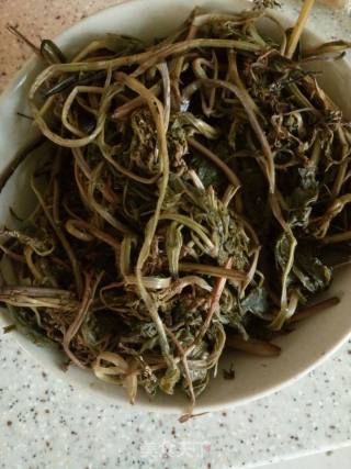 凉拌野生山菜~蕨菜的做法步骤：1