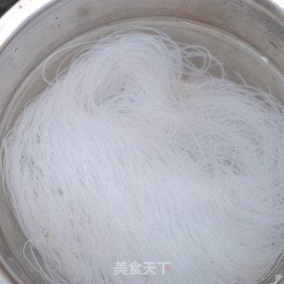 白菜粉丝汤的做法步骤：1