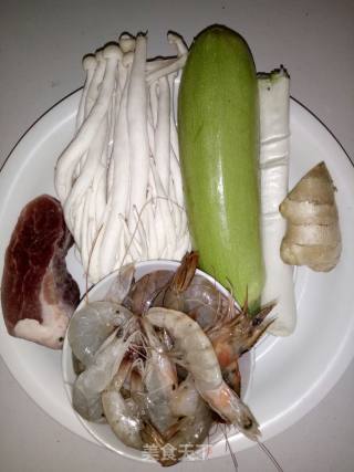 海鲜菇大虾汤的做法步骤：1