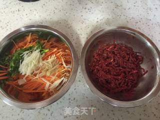 牛肉丝炒胡萝卜的做法步骤：2