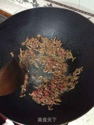 牛肉丝炒胡萝卜的做法步骤：3