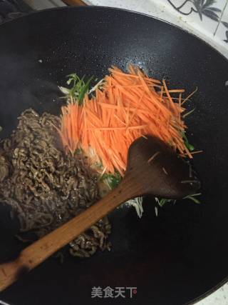 牛肉丝炒胡萝卜的做法步骤：5