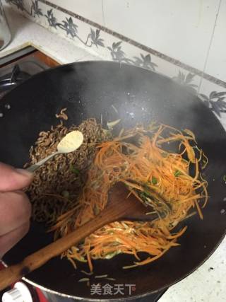 牛肉丝炒胡萝卜的做法步骤：6