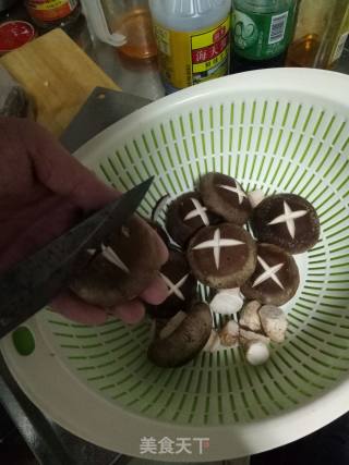 香菇油菜的做法步骤：1