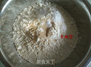 核桃葡萄干面包的做法步骤：1