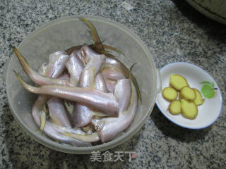 油炸鲫鱼的做法步骤：1