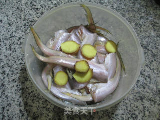 油炸鲫鱼的做法步骤：2