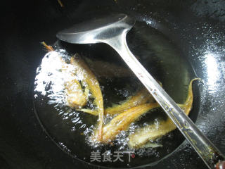 油炸鲫鱼的做法步骤：5