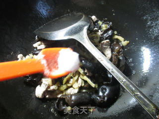 榨菜丝里脊肉炒黑木耳的做法步骤：7