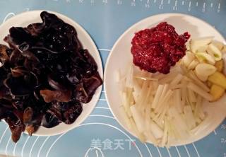 木耳回锅肉的做法步骤：1
