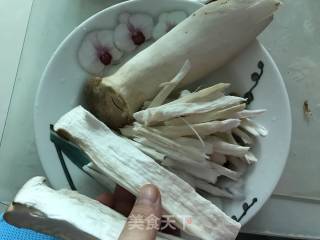 干煸手撕杏鲍菇的做法步骤：1