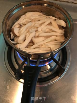干煸手撕杏鲍菇的做法步骤：2