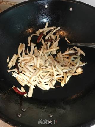 干煸手撕杏鲍菇的做法步骤：5