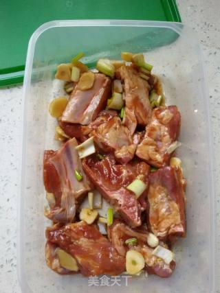 葱香烤排骨的做法步骤：1