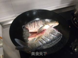 红烧鲤鱼的做法步骤：1