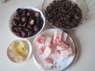 香菇梅干菜红烧肉的做法步骤：1