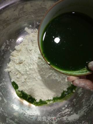 翡翠白玉双色水饺~双色羊肉芹菜水饺的做法步骤：1