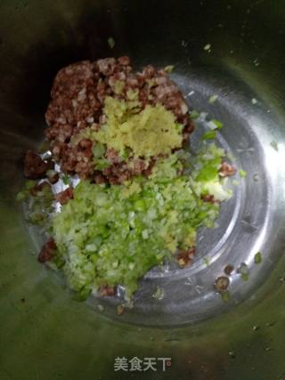 翡翠白玉双色水饺~双色羊肉芹菜水饺的做法步骤：3