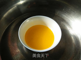 八寸免烤草莓慕斯的做法步骤：1