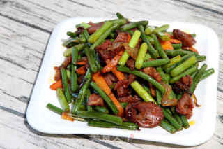 蒜苔炒腊肠的做法步骤：7