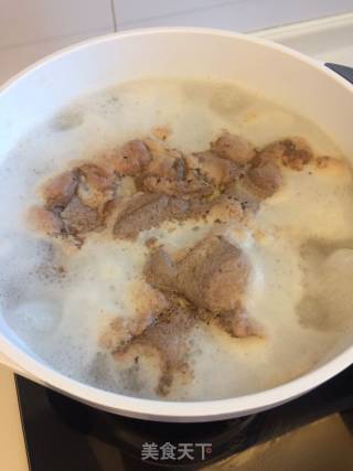 番茄胡萝卜炖牛腩的做法步骤：2