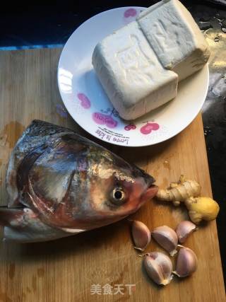 鱼头炖豆腐的做法步骤：1