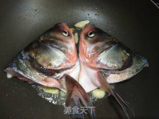 鱼头炖豆腐的做法步骤：2