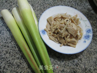 水笋烧茭白的做法步骤：1