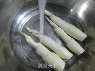 水笋烧茭白的做法步骤：2