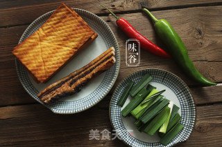 豆干炒腊肉的做法步骤：1