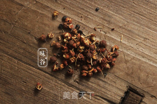 豆干炒腊肉的做法步骤：3