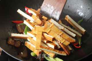 豆干炒腊肉的做法步骤：7