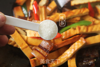 豆干炒腊肉的做法步骤：8