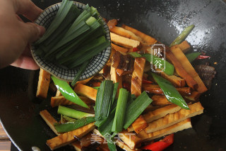 豆干炒腊肉的做法步骤：9