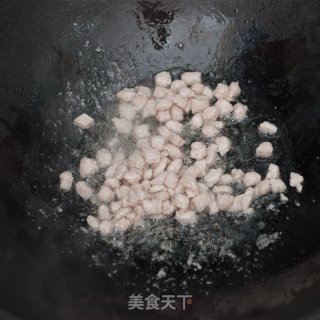 青豆炒肉丁的做法步骤：1