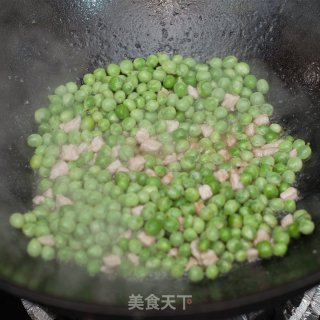 青豆炒肉丁的做法步骤：3
