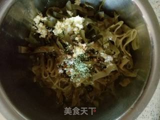 凉拌蒜香海带丝的做法步骤：2