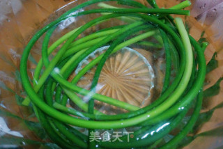 凉拌手撕蒜薹的做法步骤：3