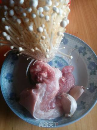 金针菇炒肉的做法步骤：1