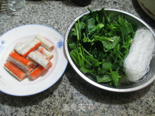 蟹肉棒菠菜煮粉丝的做法步骤：1