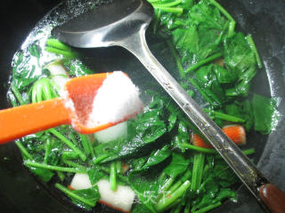 蟹肉棒菠菜煮粉丝的做法步骤：6