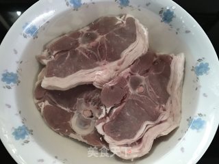 香煎黑椒羊蝴蝶排的做法步骤：1