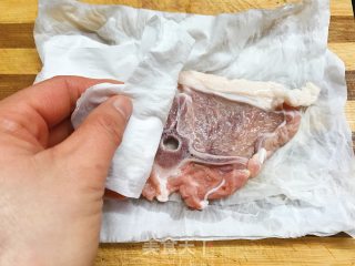 香煎黑椒羊蝴蝶排的做法步骤：2
